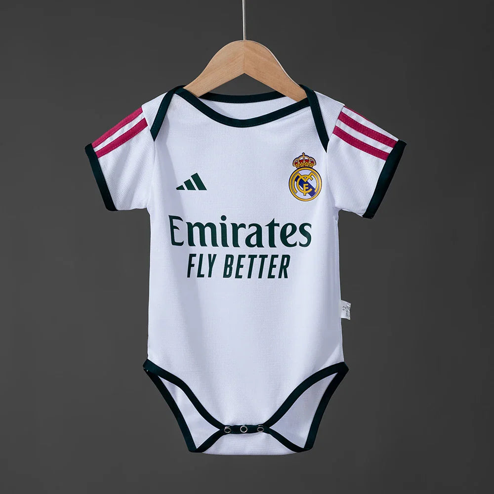 Body de bebé del Real Madrid 26/27 blanco con escudo - vista frontal