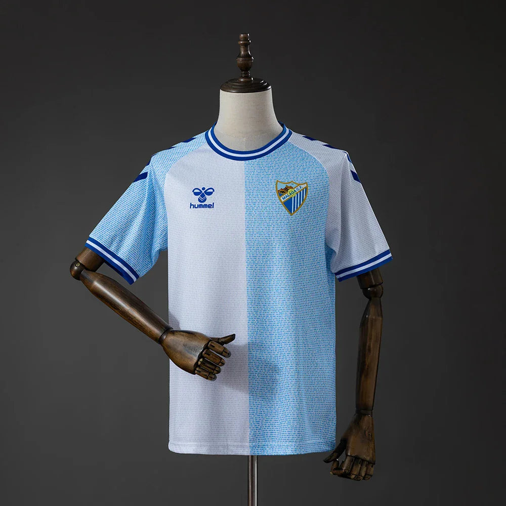 Camiseta especial del Málaga 26/27 partida en blanco y azul celeste - vista frontal