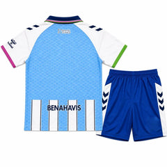 Conjunto infantil a rayas celestes del Málaga primera equipación 26/27 - vista trasera