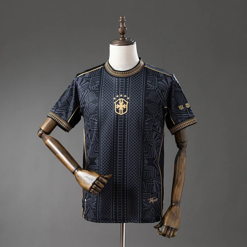Camiseta de Brasil edición especial 26/27 en negro con grecas geométricas - vista frontal
