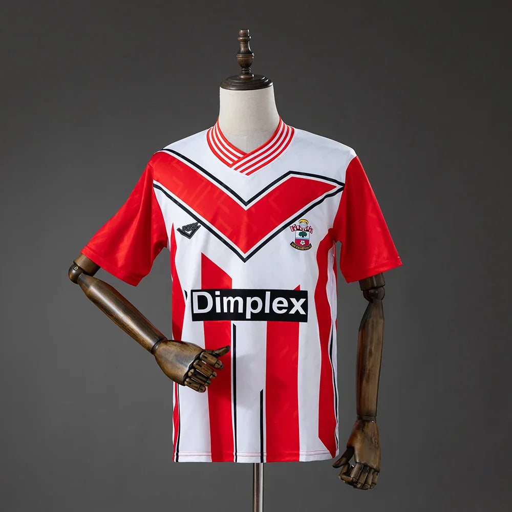 Camiseta retro del Southampton 1993 a rayas rojas y blancas con la uve roja - vista frontal