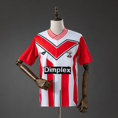 Camiseta retro del Southampton 1993 a rayas rojas y blancas con la uve roja - vista frontal