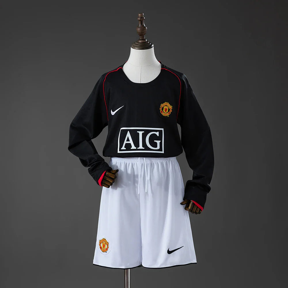 Conjunto retro del Manchester United 07/08 para niños con camiseta negra de manga larga - vista frontal