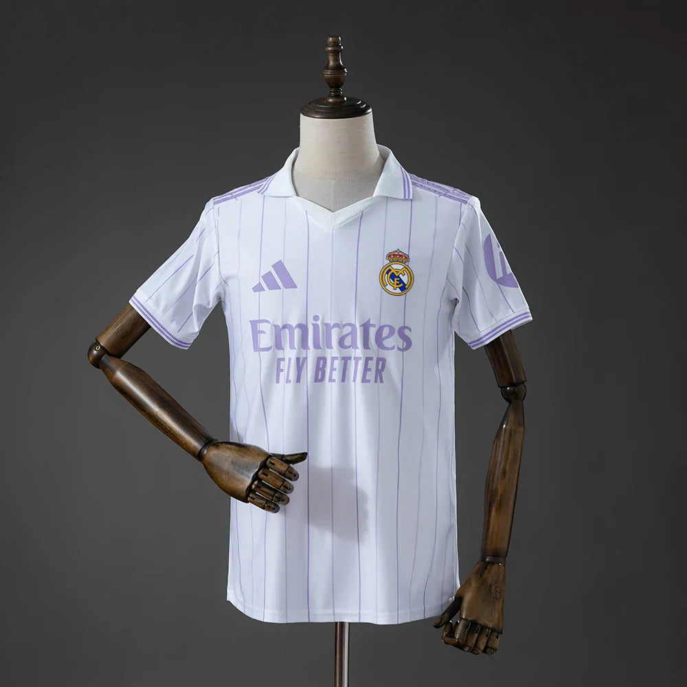 Camiseta del Real Madrid 26/27 edición especial blanca con rayas lila - vista frontal