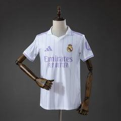 Camiseta del Real Madrid 26/27 edición especial blanca con rayas lila - vista frontal