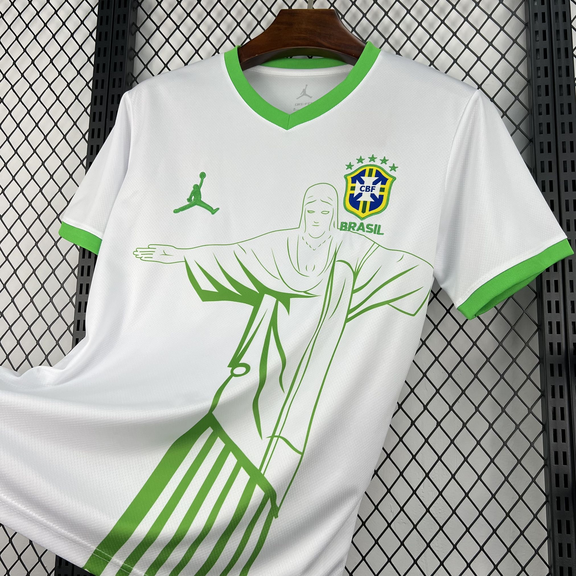 Camiseta Brasil edición especial 2026 con el Cristo Redentor - vista frontal