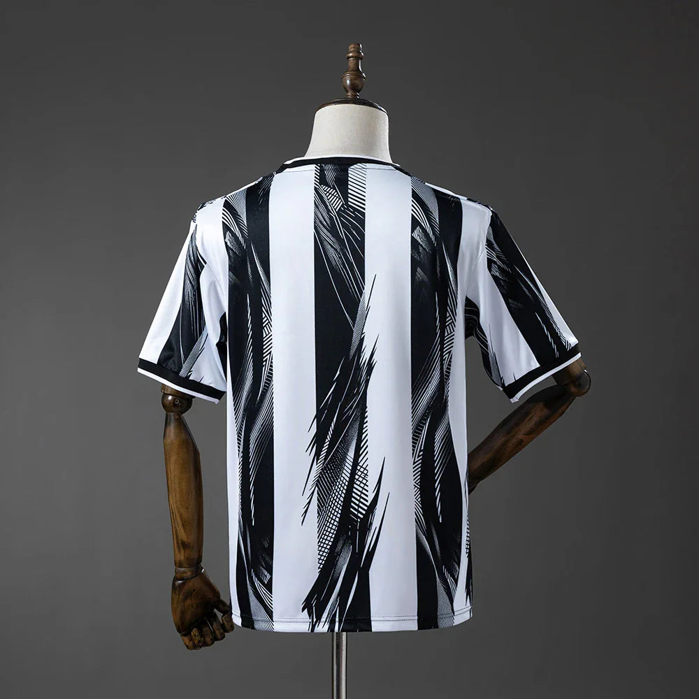 Camiseta del Newcastle United primera equipación 26/27 con la espalda a rayas - vista trasera