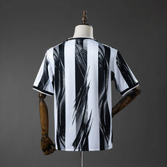 Camiseta del Newcastle United primera equipación 26/27 con la espalda a rayas - vista trasera