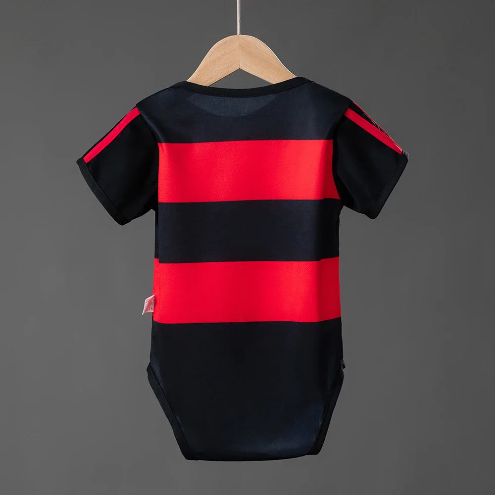 Body de bebé del Flamengo 26/27 con franjas rojas y negras - vista trasera
