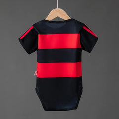 Body de bebé del Flamengo 26/27 con franjas rojas y negras - vista trasera