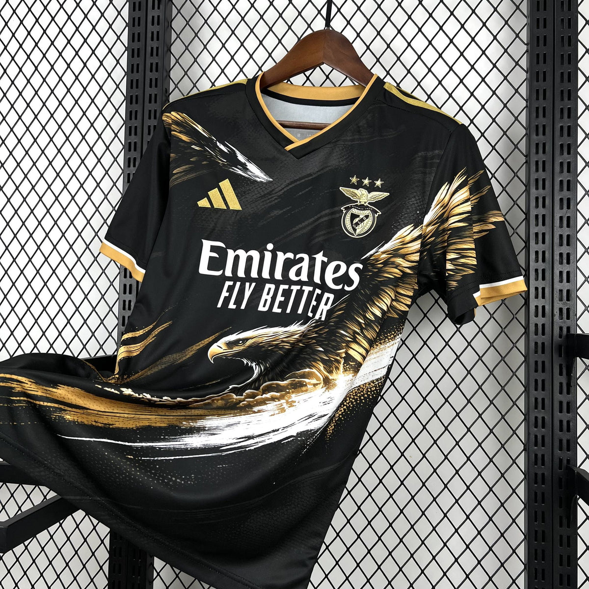 Camiseta especial del Benfica 26/27 negra con águila dorada - vista frontal