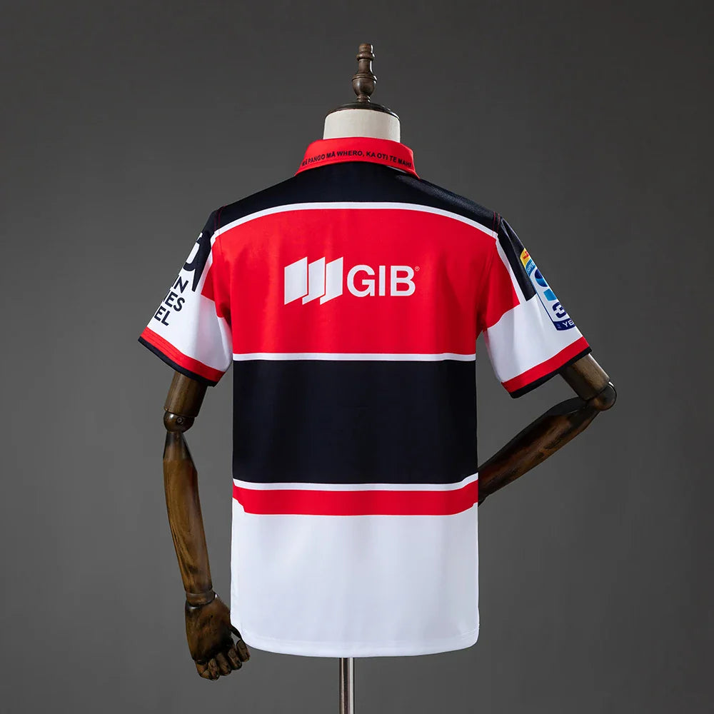 Polo de rugby de los Crusaders 2026 con banda roja estampada - vista trasera