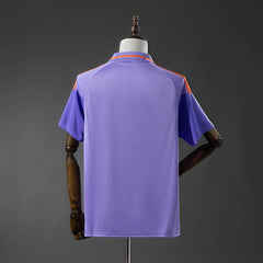 Polo de Universidad de Chile 26/27 lila con hombros naranjas - vista trasera