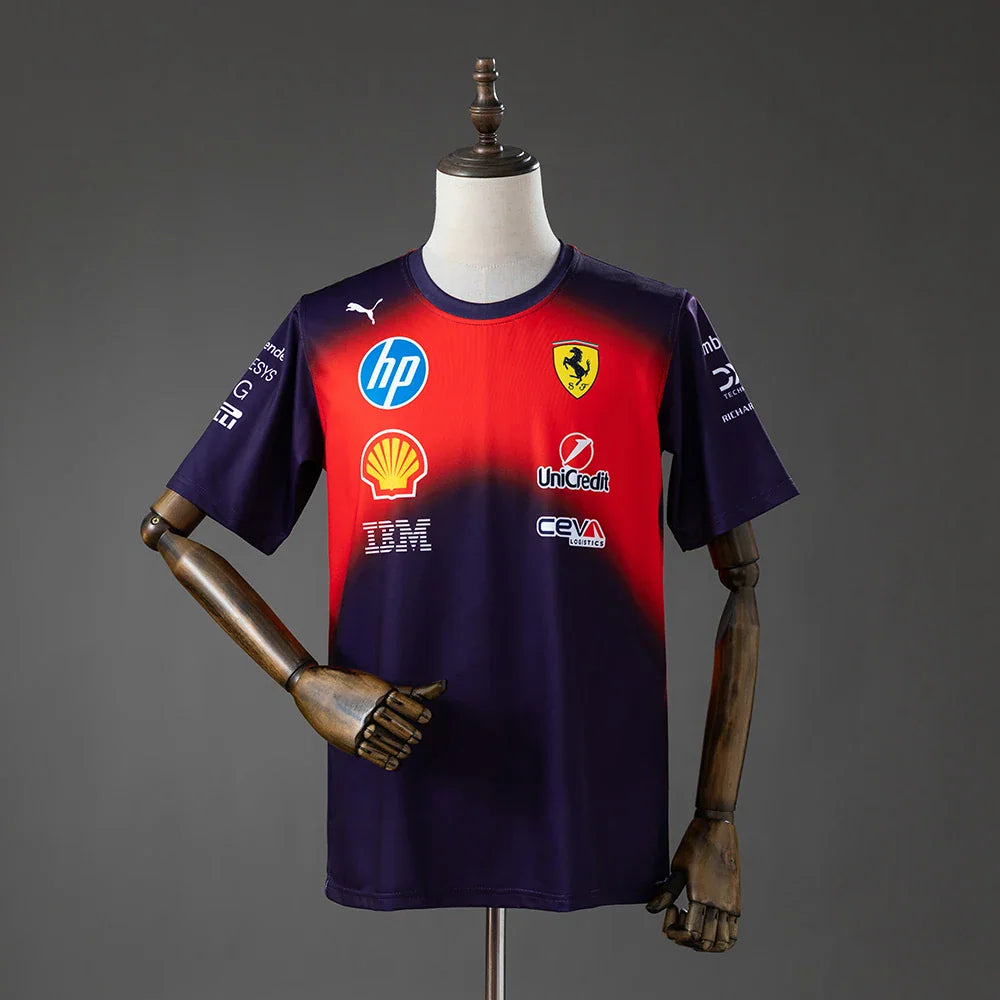 Camiseta conmemorativa de la escudería Ferrari 2026 en degradado azul y rojo - vista frontal