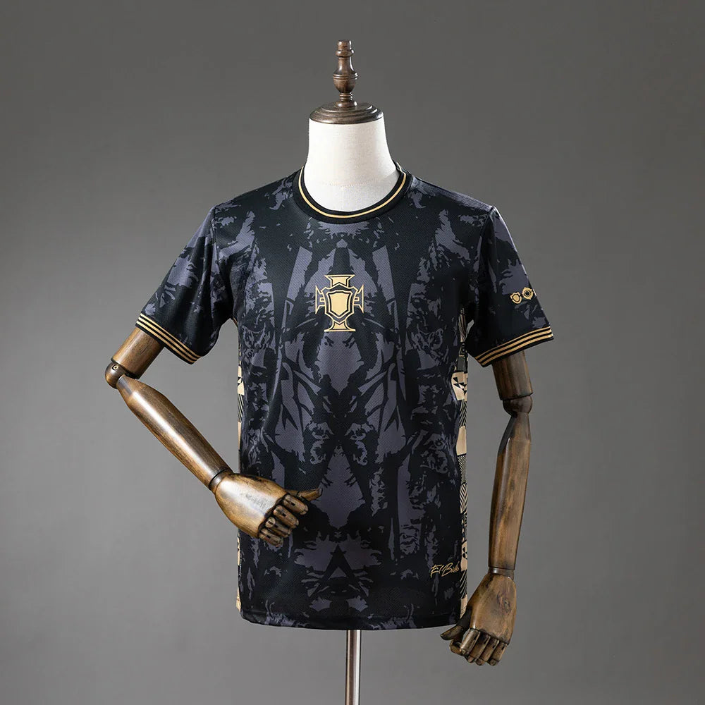 Camiseta de Portugal edición especial 26/27 negra con escudo dorado - vista frontal