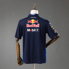 Polo de la escudería Red Bull Racing 2026 con el emblema grande en la espalda - vista trasera