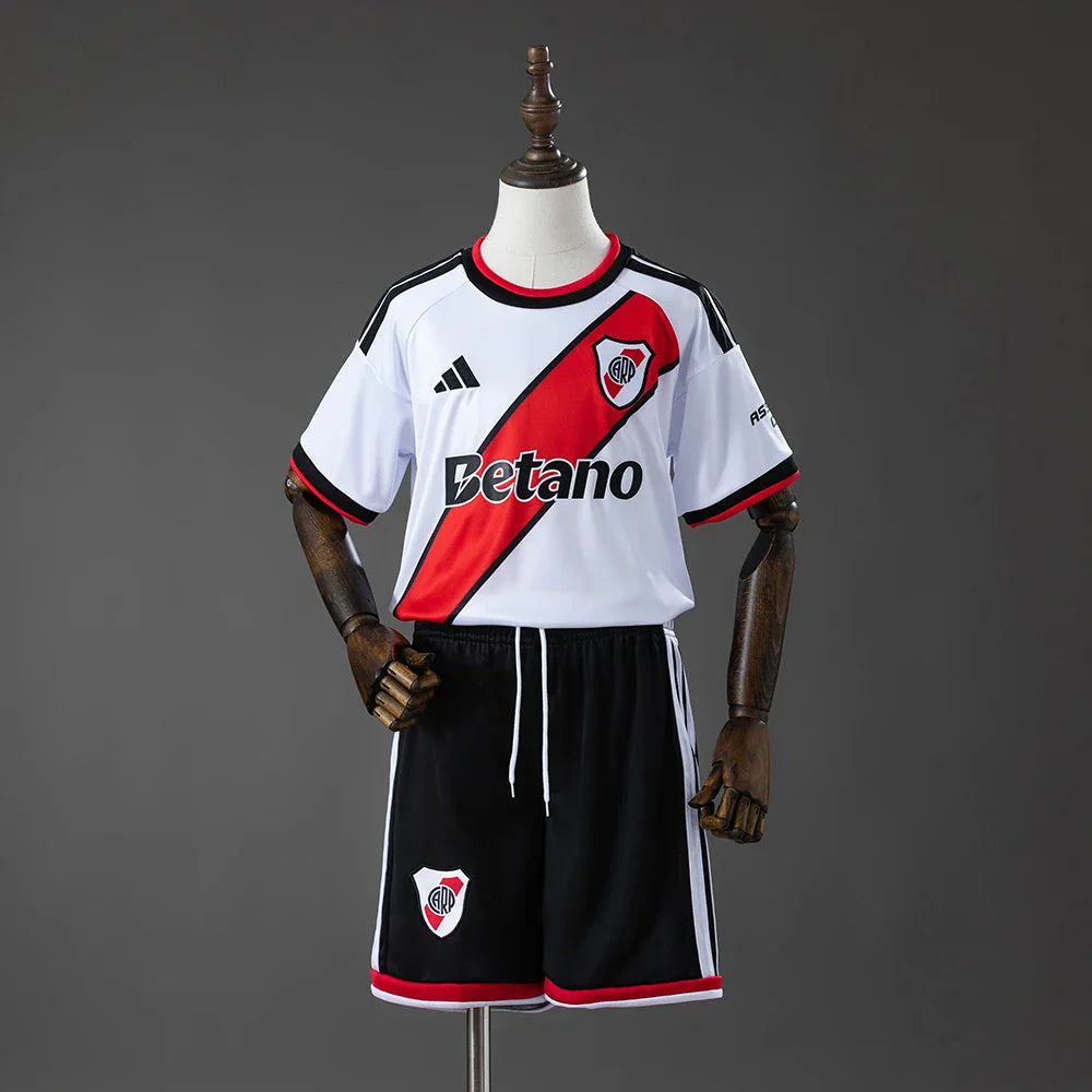 Conjunto infantil River Plate primera equipación 26/27 blanco con banda roja cruzada - vista frontal