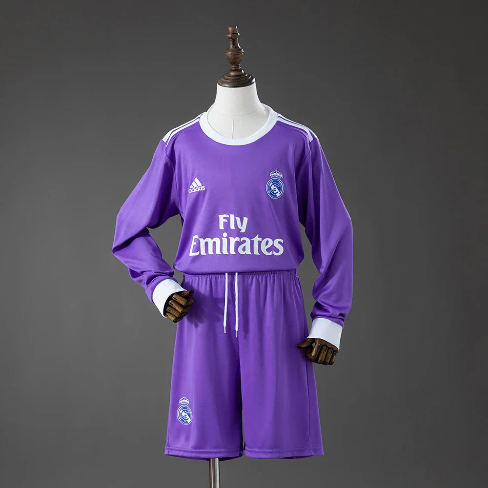Conjunto infantil de manga larga del Real Madrid segunda equipación 16/17 morado - vista frontal