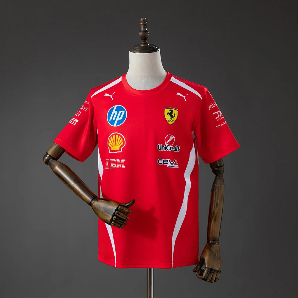 Camiseta roja de la escudería Ferrari 2026 con paneles blancos - vista frontal