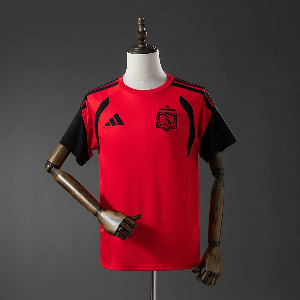 Camiseta de entrenamiento del Colo Colo 26/27 en rojo con mangas negras - vista frontal