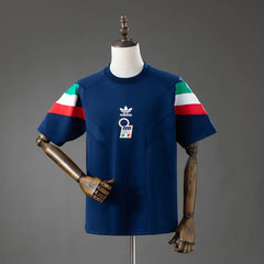 Camiseta casual azul marino de Italia con bandas tricolores - vista frontal