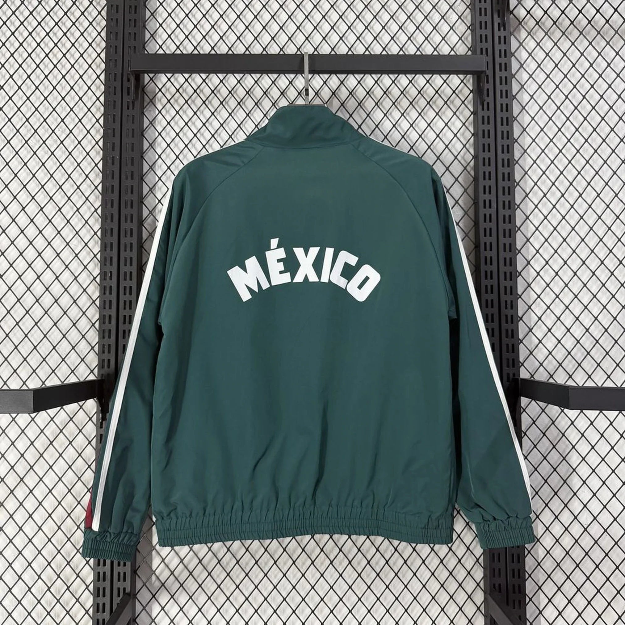 Chaqueta México Mundial 2026 verde con letras en la espalda - vista trasera