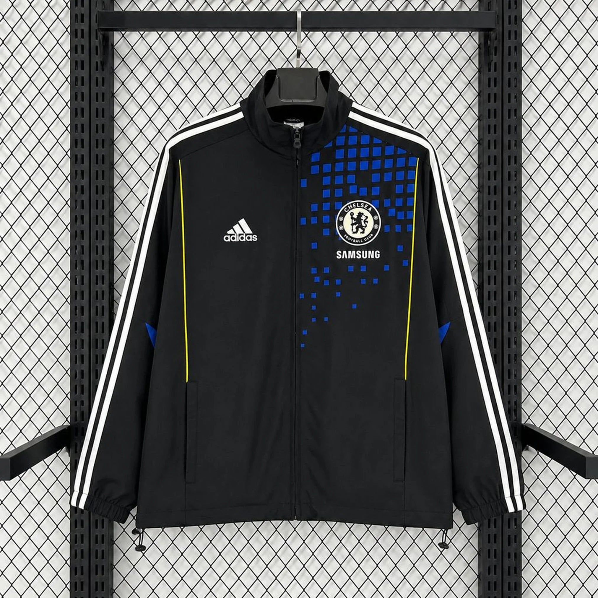 Chaqueta cortavientos retro del Chelsea negra con cuadros azules - vista frontal