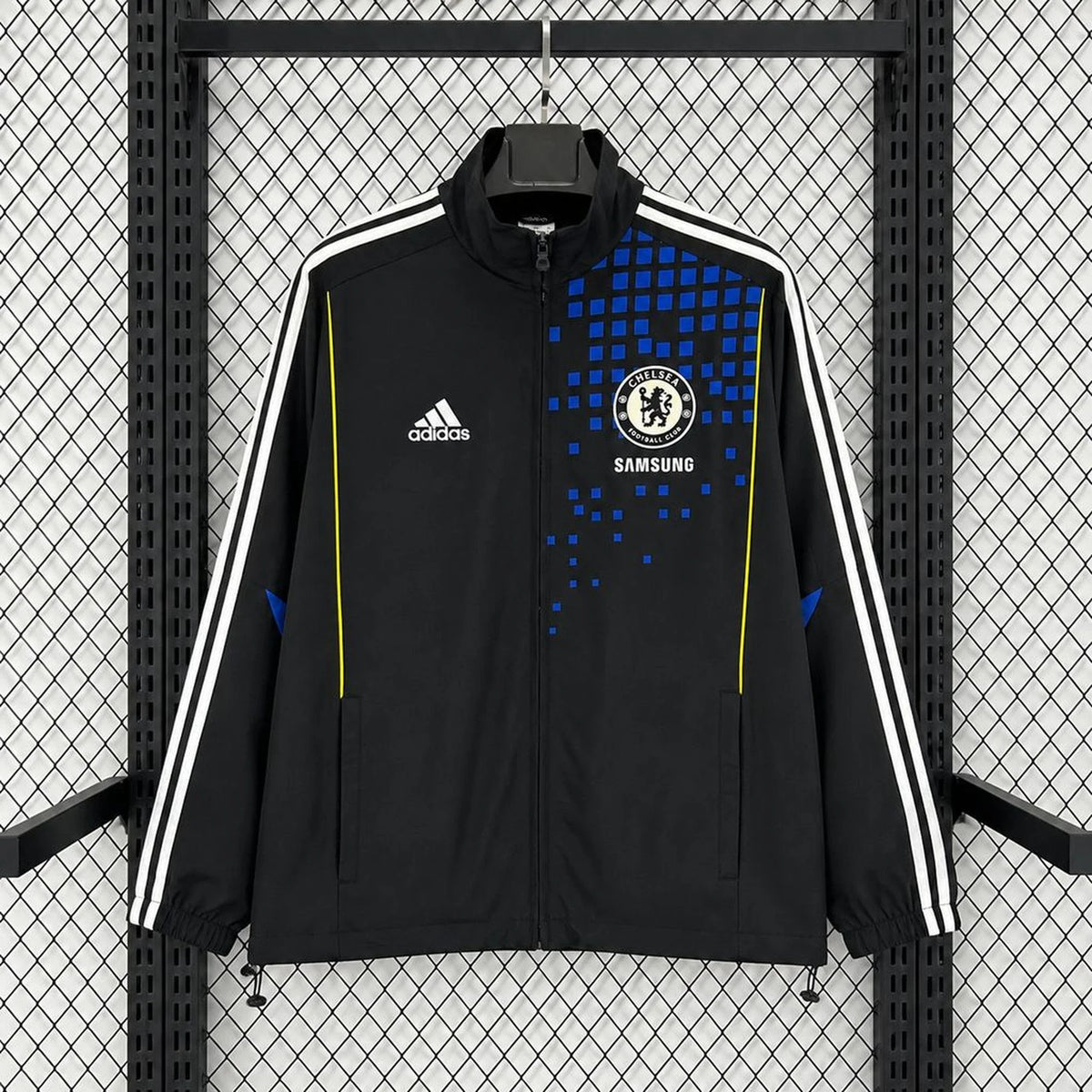 Chaqueta cortavientos retro del Chelsea negra con cuadros azules - vista frontal