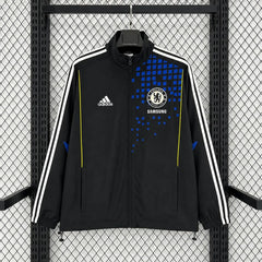 Chaqueta cortavientos retro del Chelsea negra con cuadros azules - vista frontal