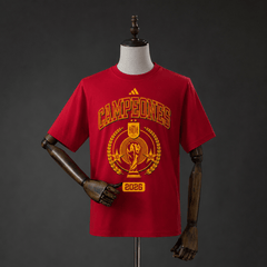 Camiseta España Campeones 2026 roja con trofeo - vista frontal
