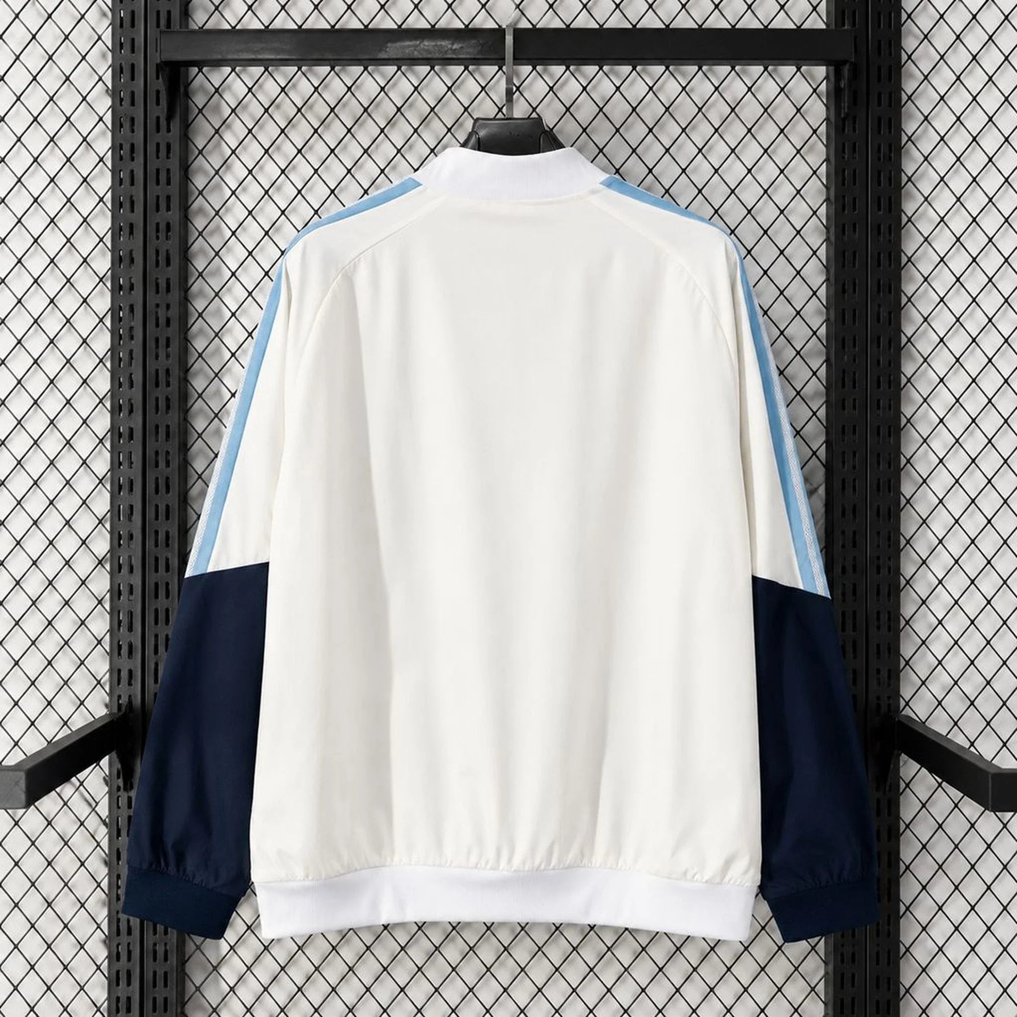 Chaqueta cortavientos de Argentina blanca con hombros celestes - vista trasera