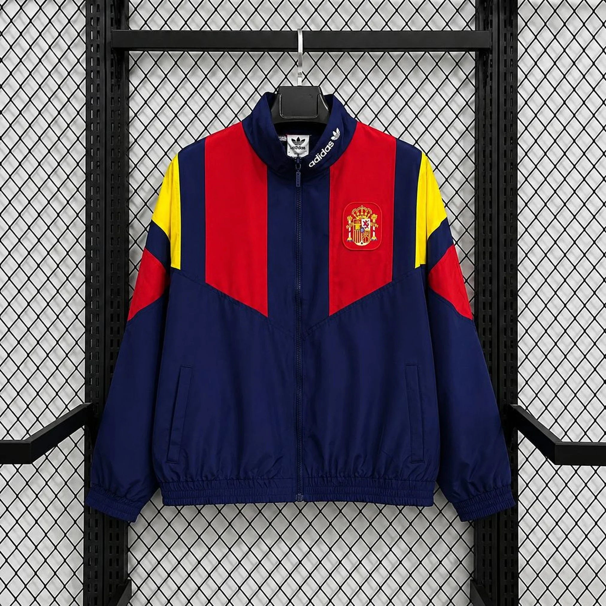 Chaqueta cortavientos España 2026 azul marino y rojo - vista frontal