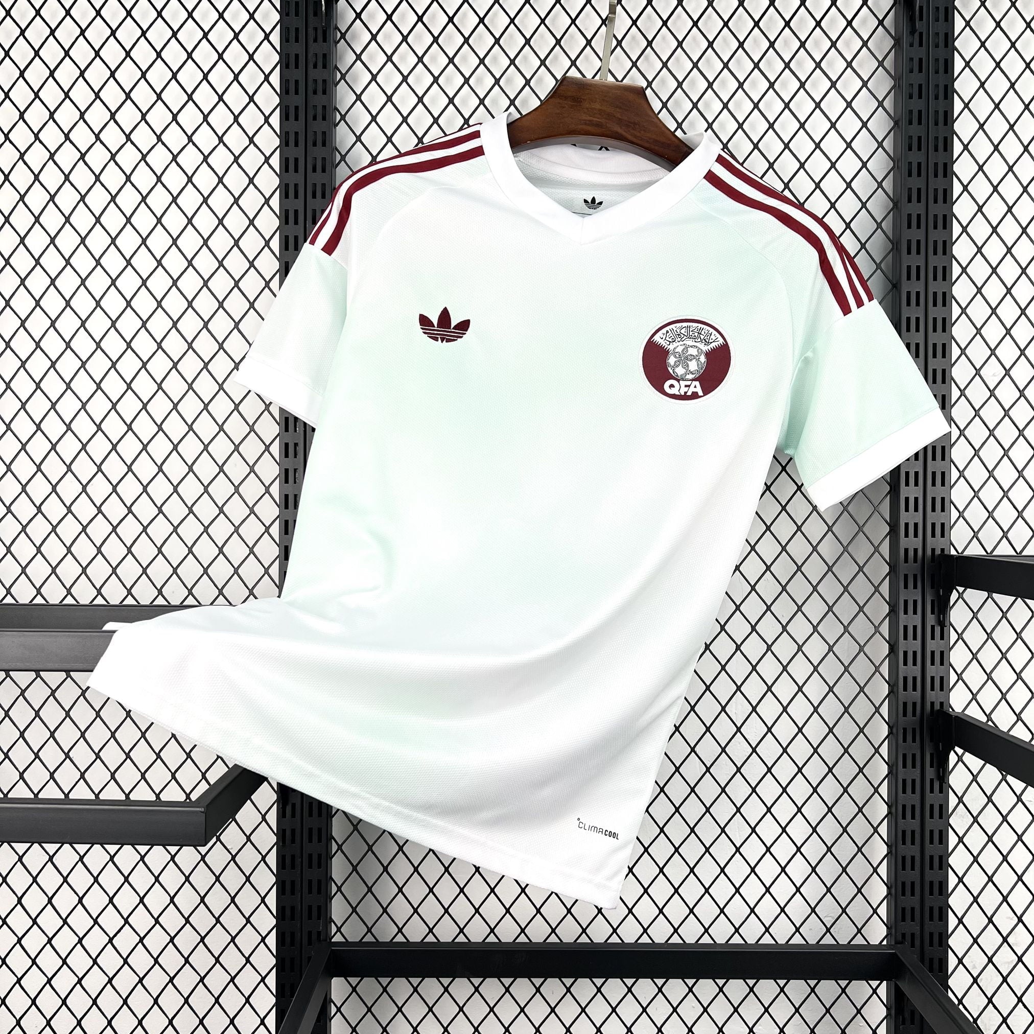 Camiseta de Qatar Mundial 2026 en blanco con franjas granates - vista frontal