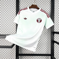 Camiseta de Qatar Mundial 2026 en blanco con franjas granates - vista frontal