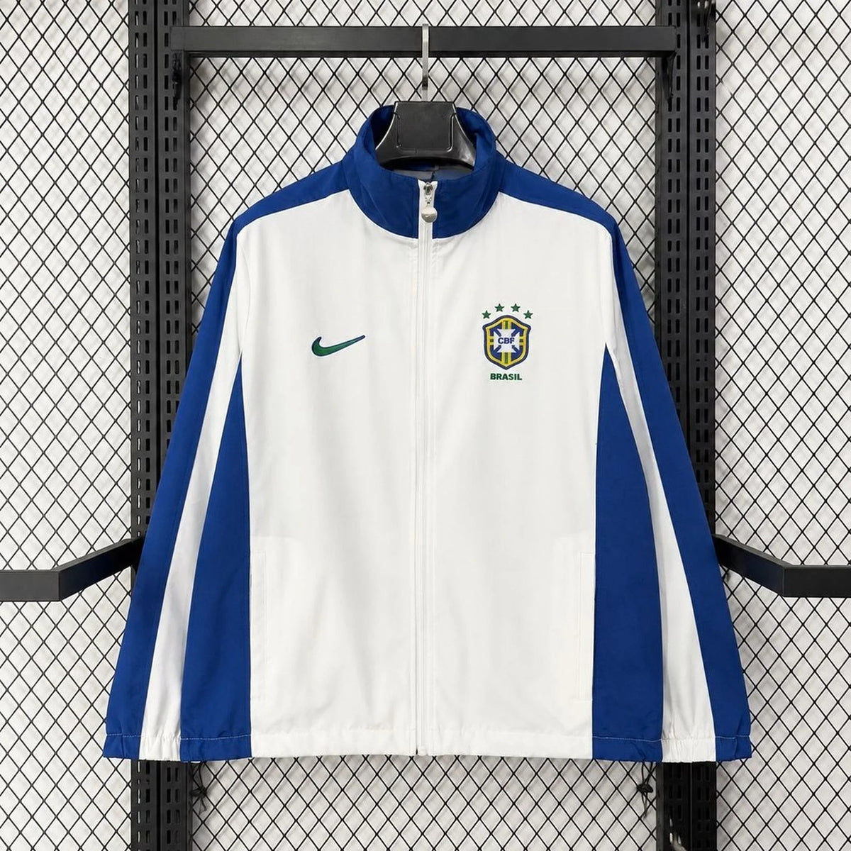 Chaqueta cortavientos retro de Brasil blanca y azul - vista frontal