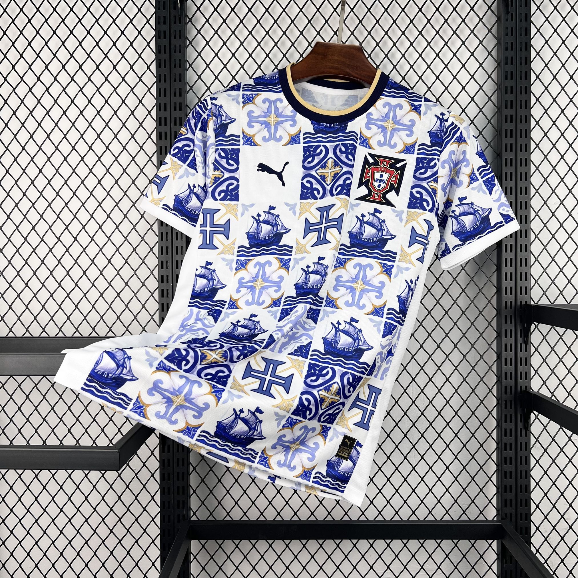 Camiseta especial de Portugal Mundial 2026 con estampado de azulejos - vista frontal