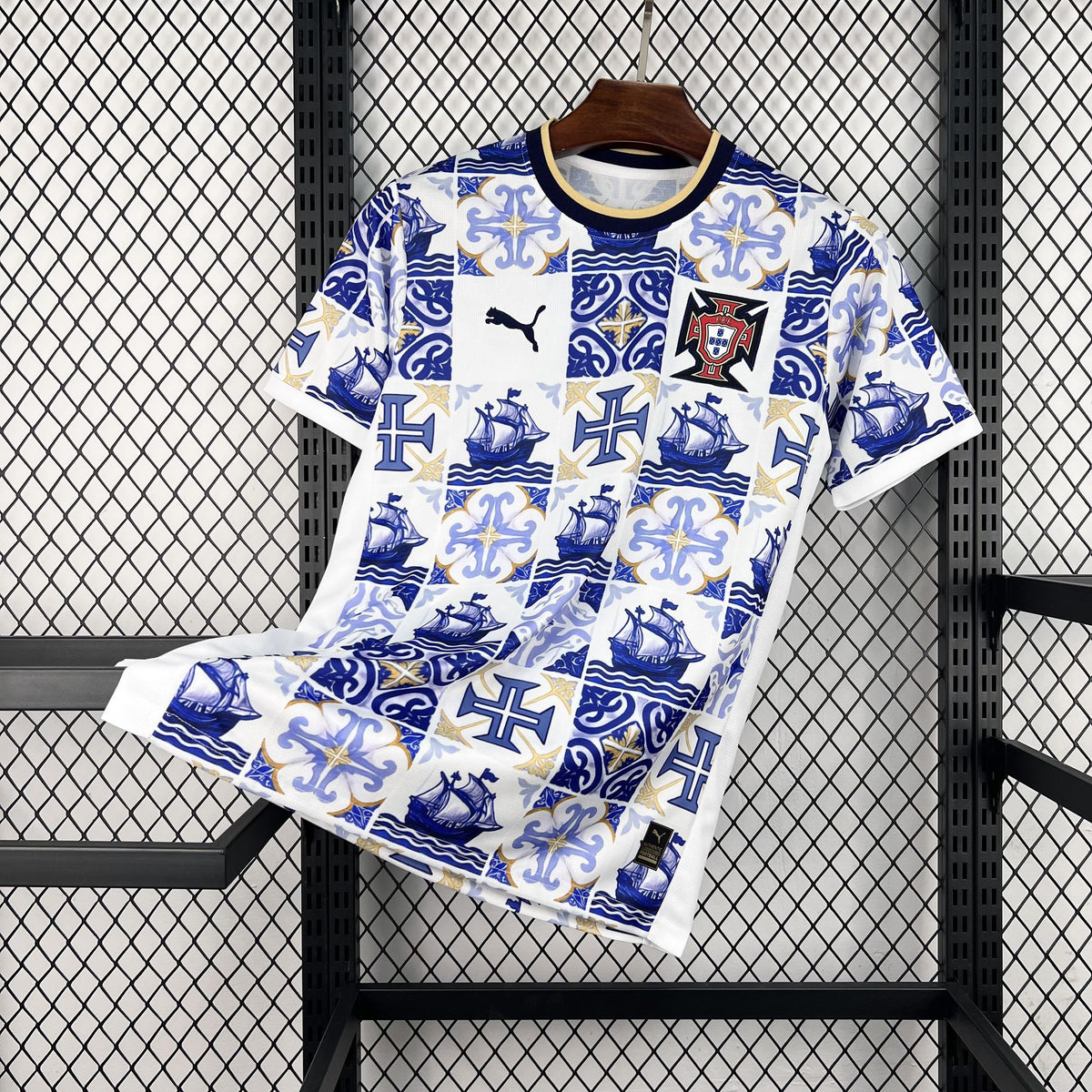 Camiseta especial de Portugal Mundial 2026 con estampado de azulejos - vista frontal
