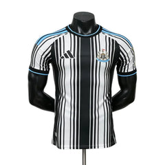 Camiseta del Newcastle United 2026/27 versión jugador a rayas - vista frontal