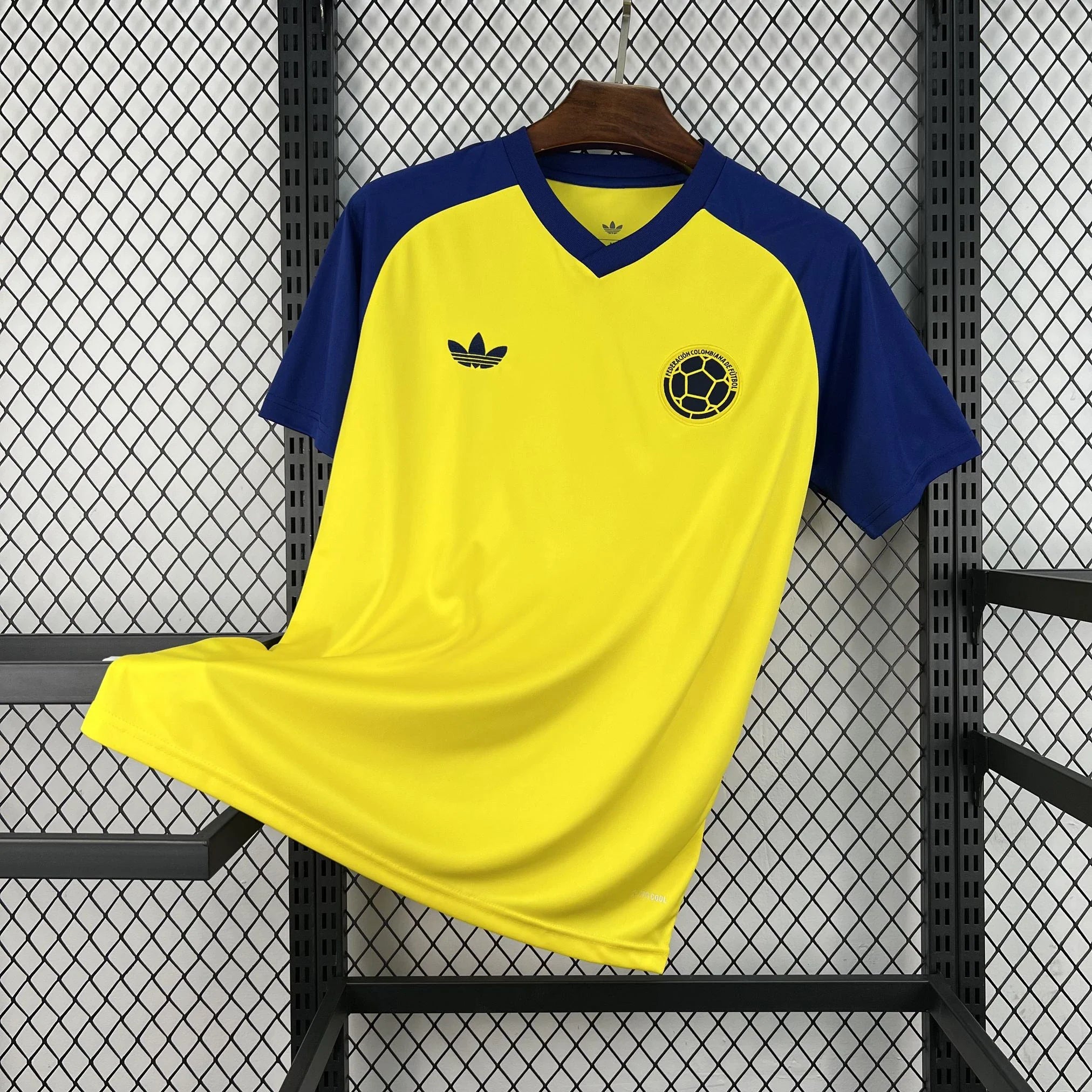 Camiseta Colombia pre-partido 2026 - vista frontal