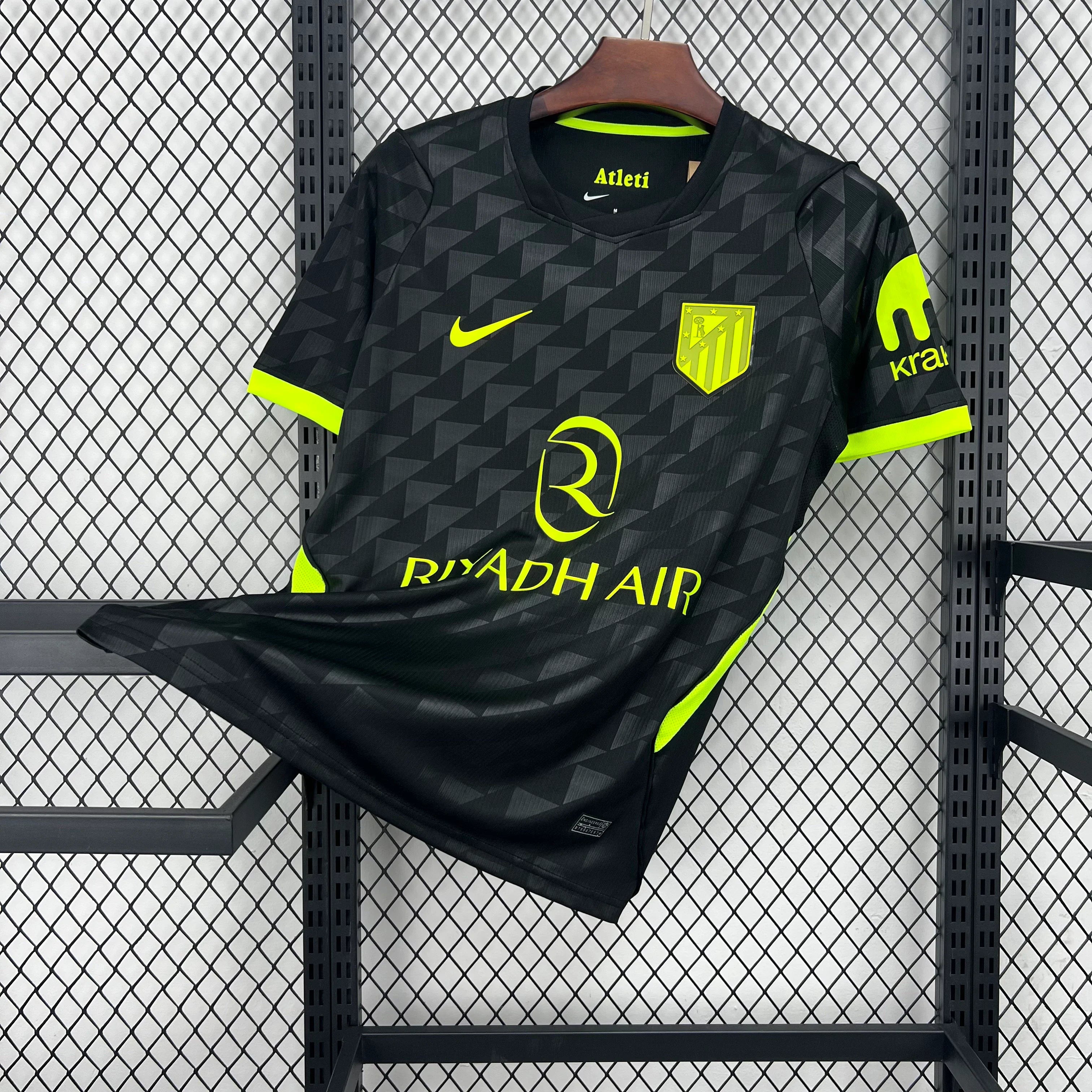 Camiseta negra del Atlético de Madrid segunda equipación 26/27 - vista frontal