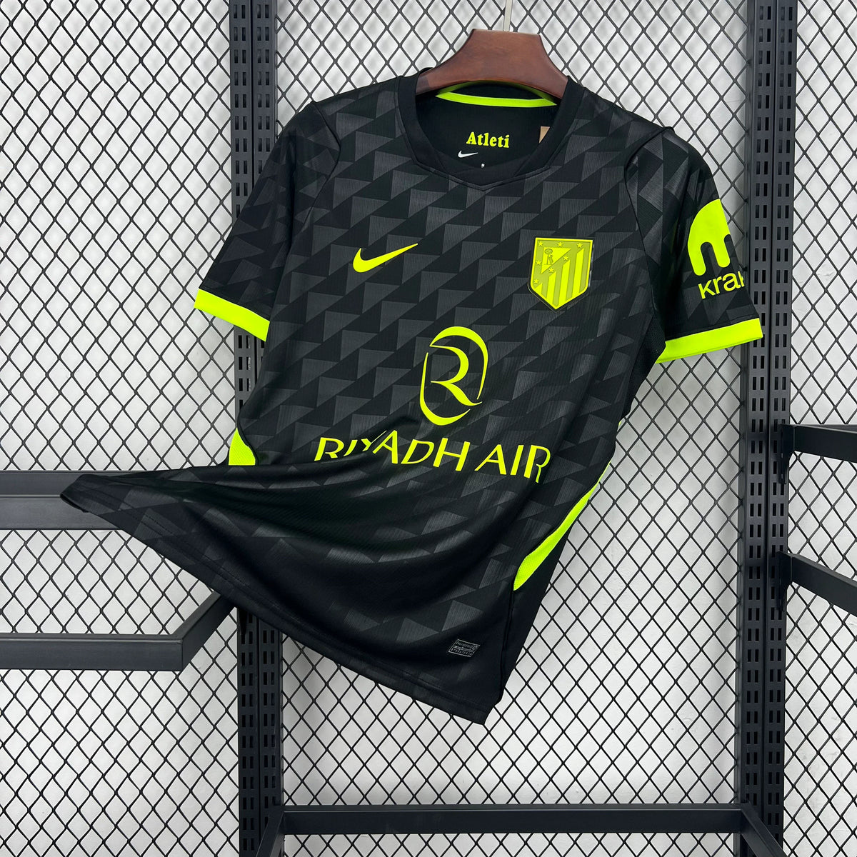 Camiseta negra del Atlético de Madrid segunda equipación 26/27 - vista frontal