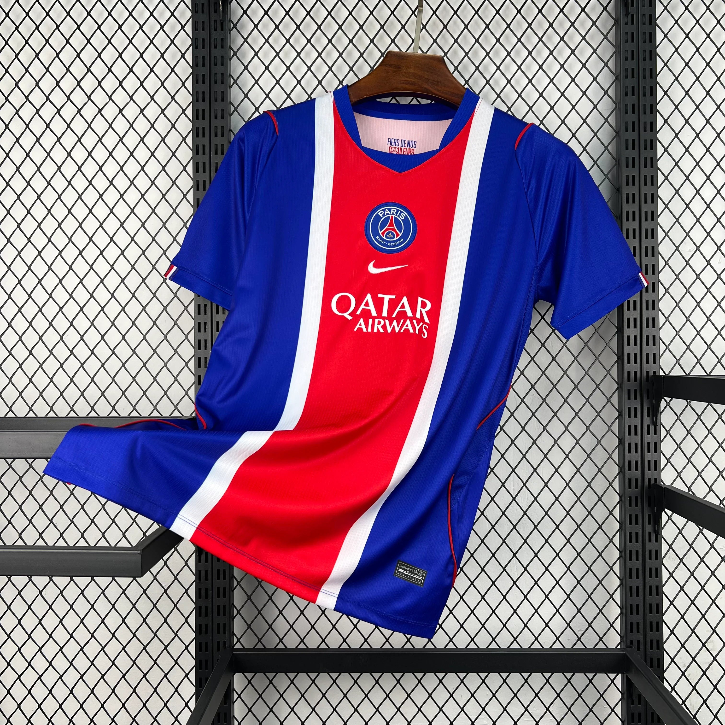Camiseta del Paris Saint-Germain 2026/27 en azul con franja roja - vista frontal