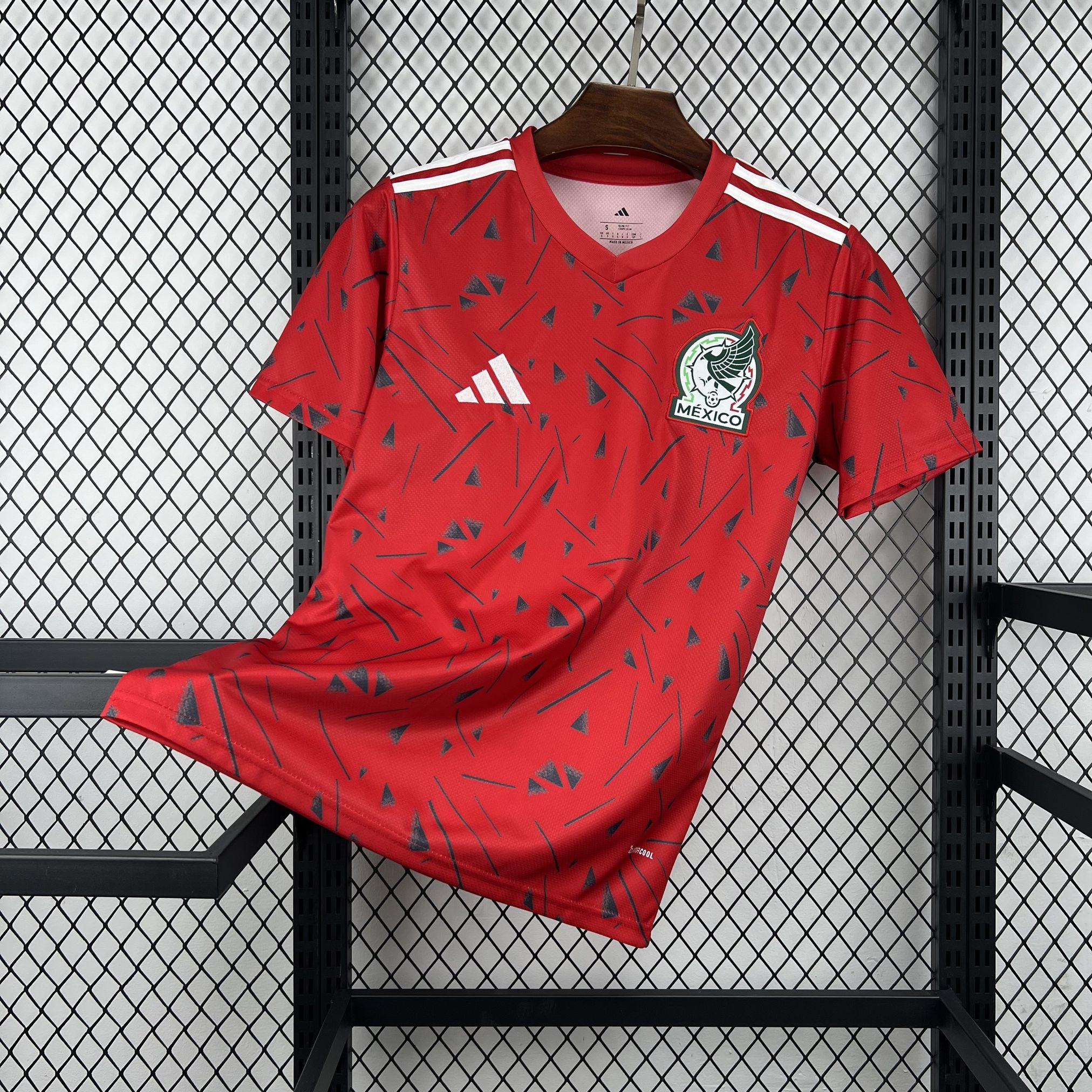 Camiseta de calentamiento de México Mundial 2026 en rojo - vista frontal