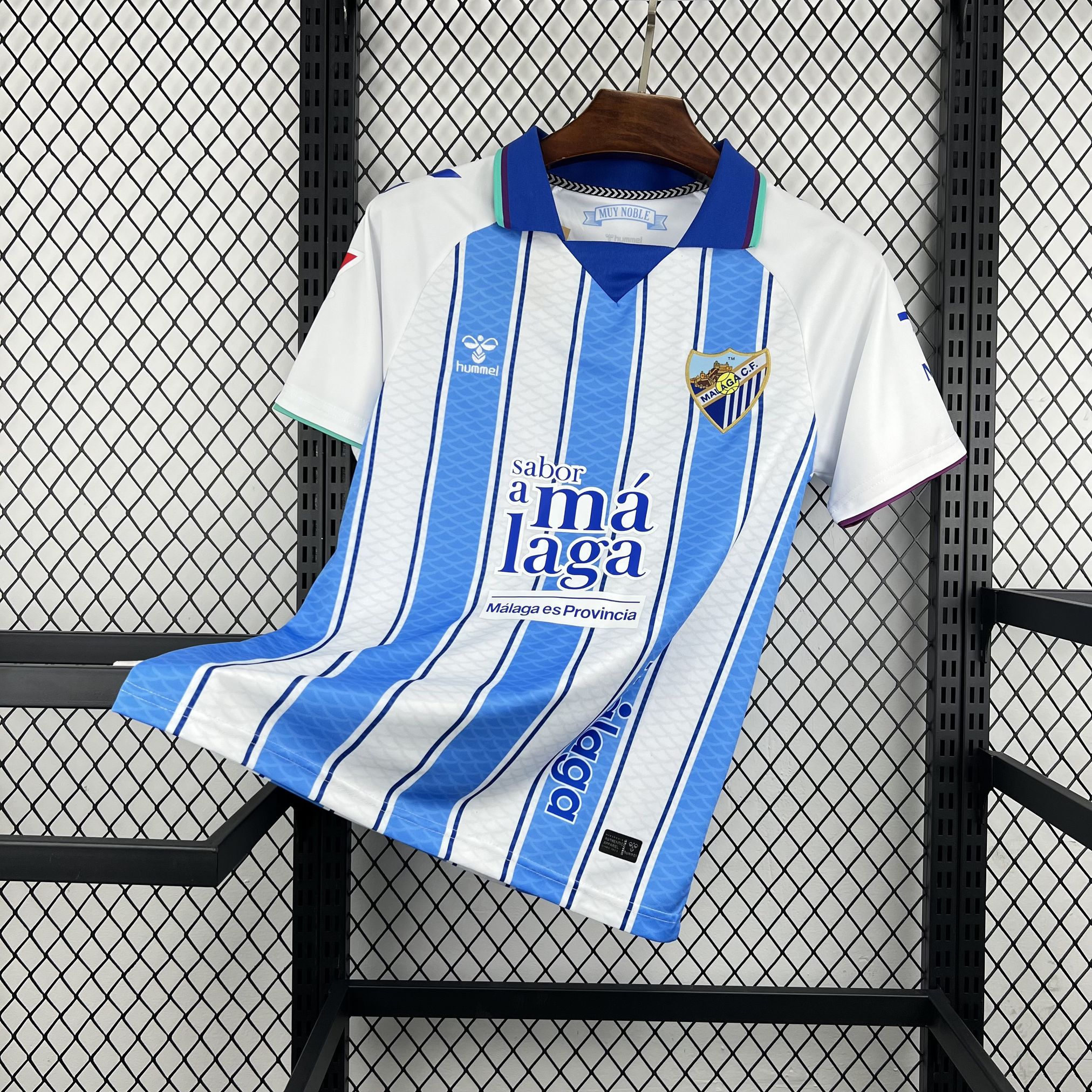 Camiseta del Málaga 2026/27 primera equipación blanca con rayas azules - vista frontal
