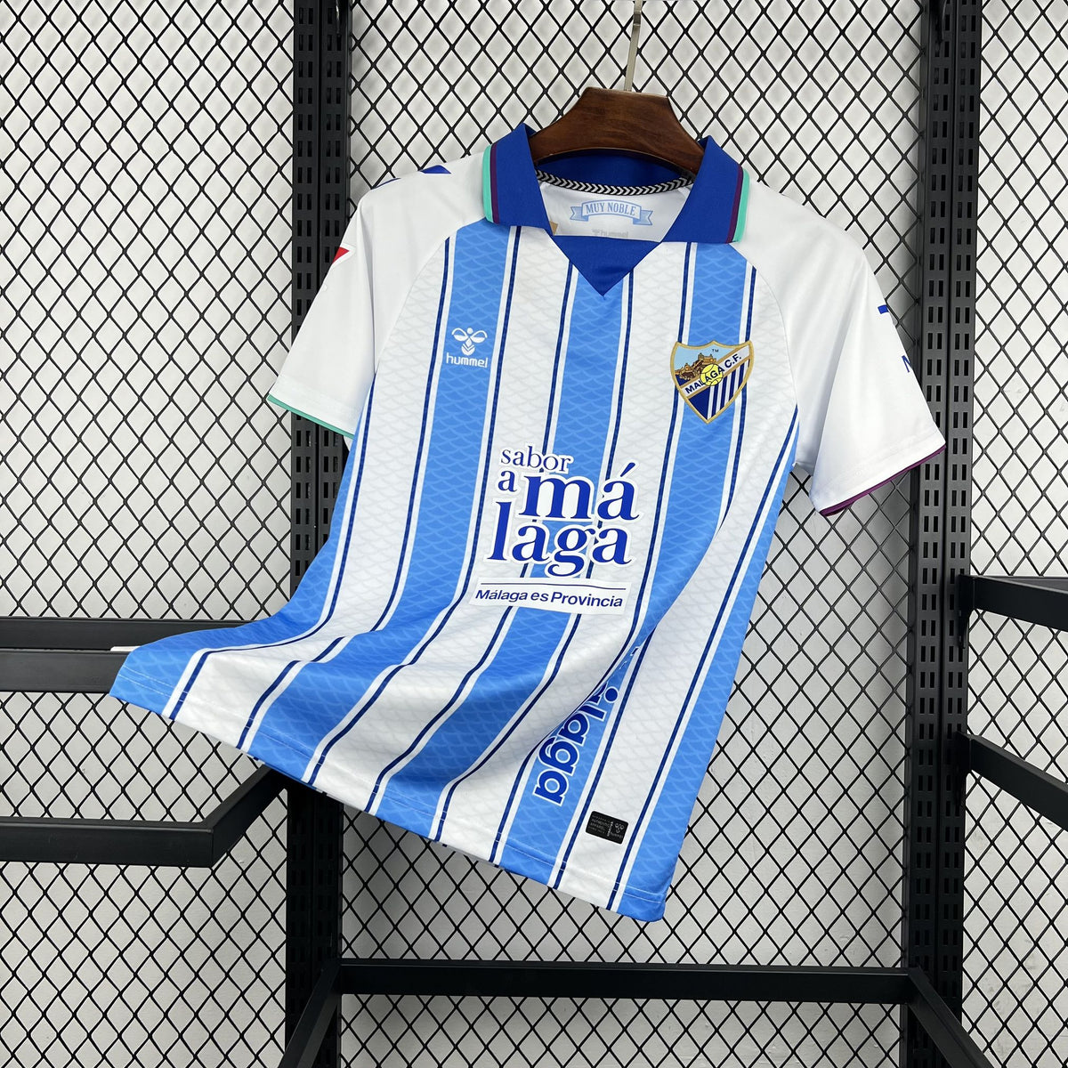 Camiseta del Málaga 2026/27 primera equipación blanca con rayas azules - vista frontal