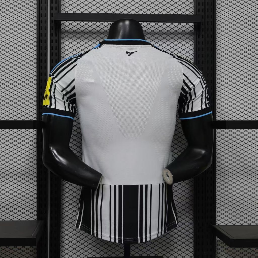 Camiseta del Newcastle United 2026/27 versión jugador - vista trasera con panel blanco