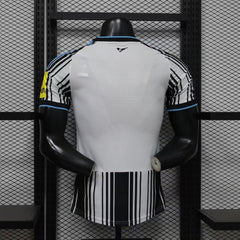 Camiseta del Newcastle United 2026/27 versión jugador - vista trasera con panel blanco