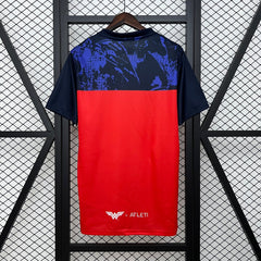 ATLETICO DE MADRID EQUIPACIÓN ESPECIAL MUJER MARAVILLA 25/26 HOMBRE - Bota de Oro Tienda