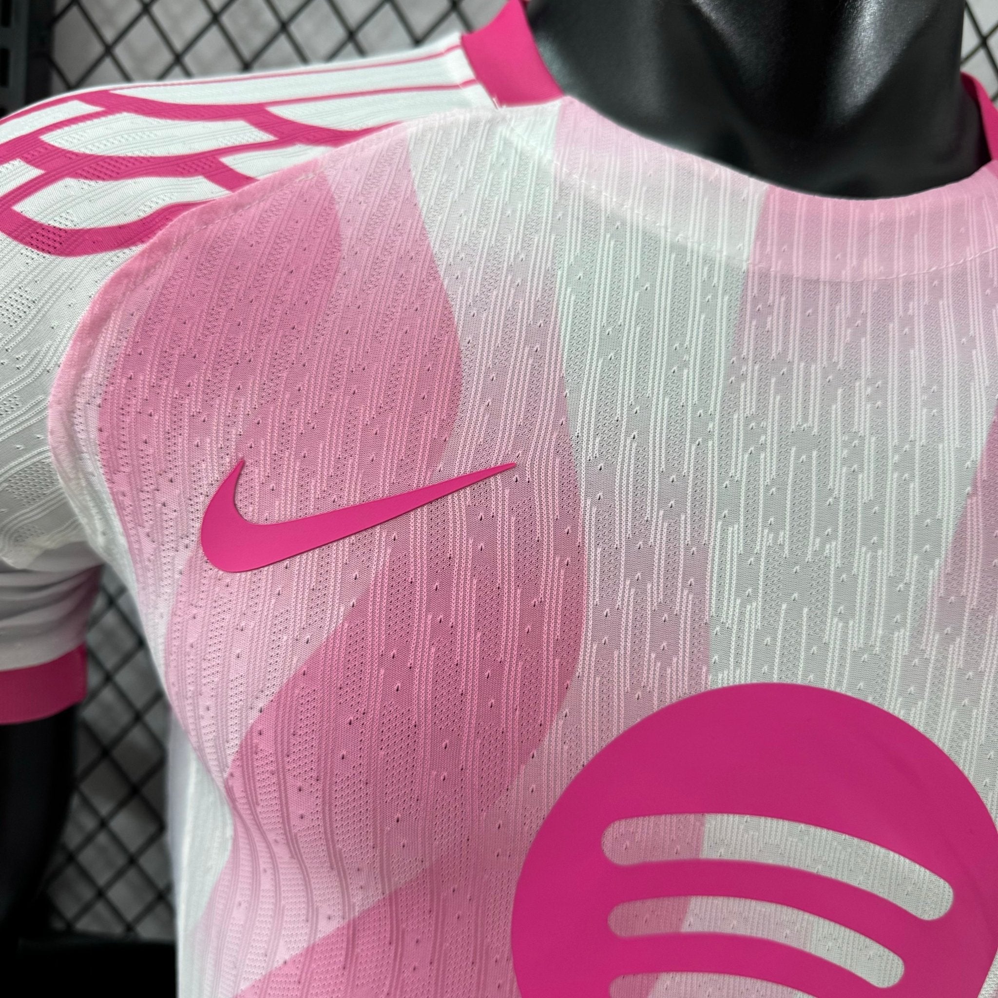 BARCELONA EQUIPACIÓN ESPECIAL ROSA/BLANCO 25/26 (VERSIÓN JUGADOR) - Bota de Oro Tienda